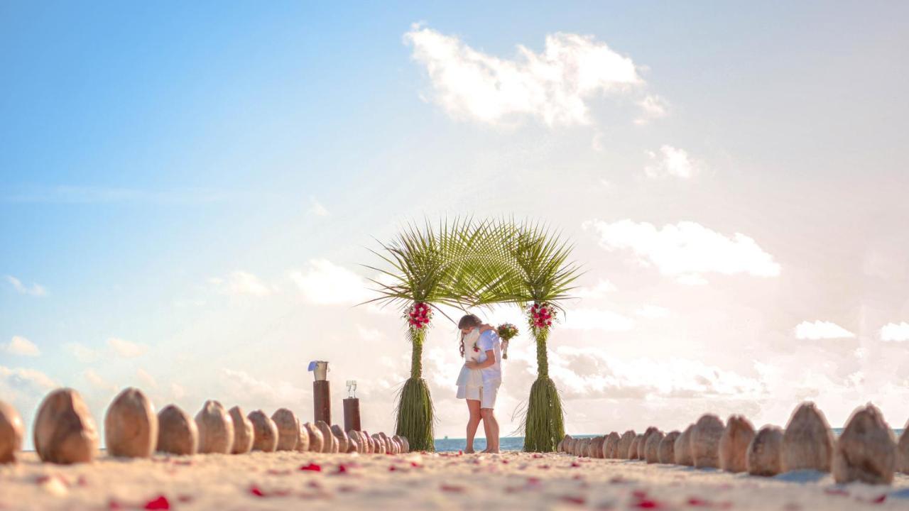 มลาฮินี กูดา บันดอส รีสอร์ต Hotel ฮุลฮูมาเล ภายนอก รูปภาพ A Jewish wedding in Cancun, Mexico