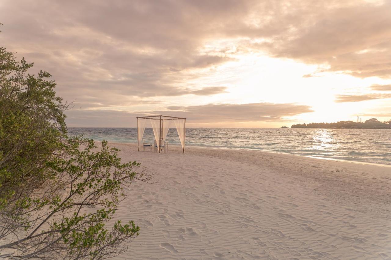 มลาฮินี กูดา บันดอส รีสอร์ต Hotel ฮุลฮูมาเล ภายนอก รูปภาพ Sunset at the beach