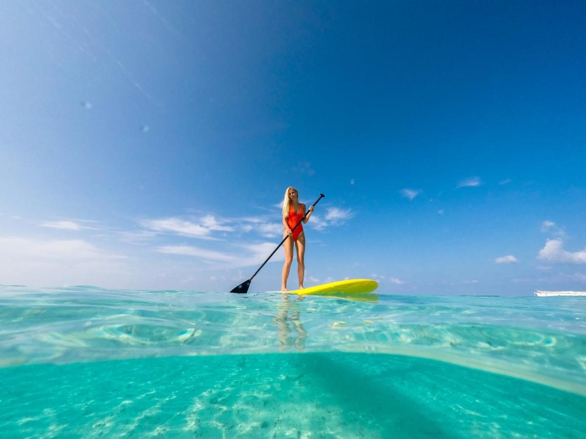 มลาฮินี กูดา บันดอส รีสอร์ต Hotel ฮุลฮูมาเล ภายนอก รูปภาพ Stand-up paddle boarder in the Maldives