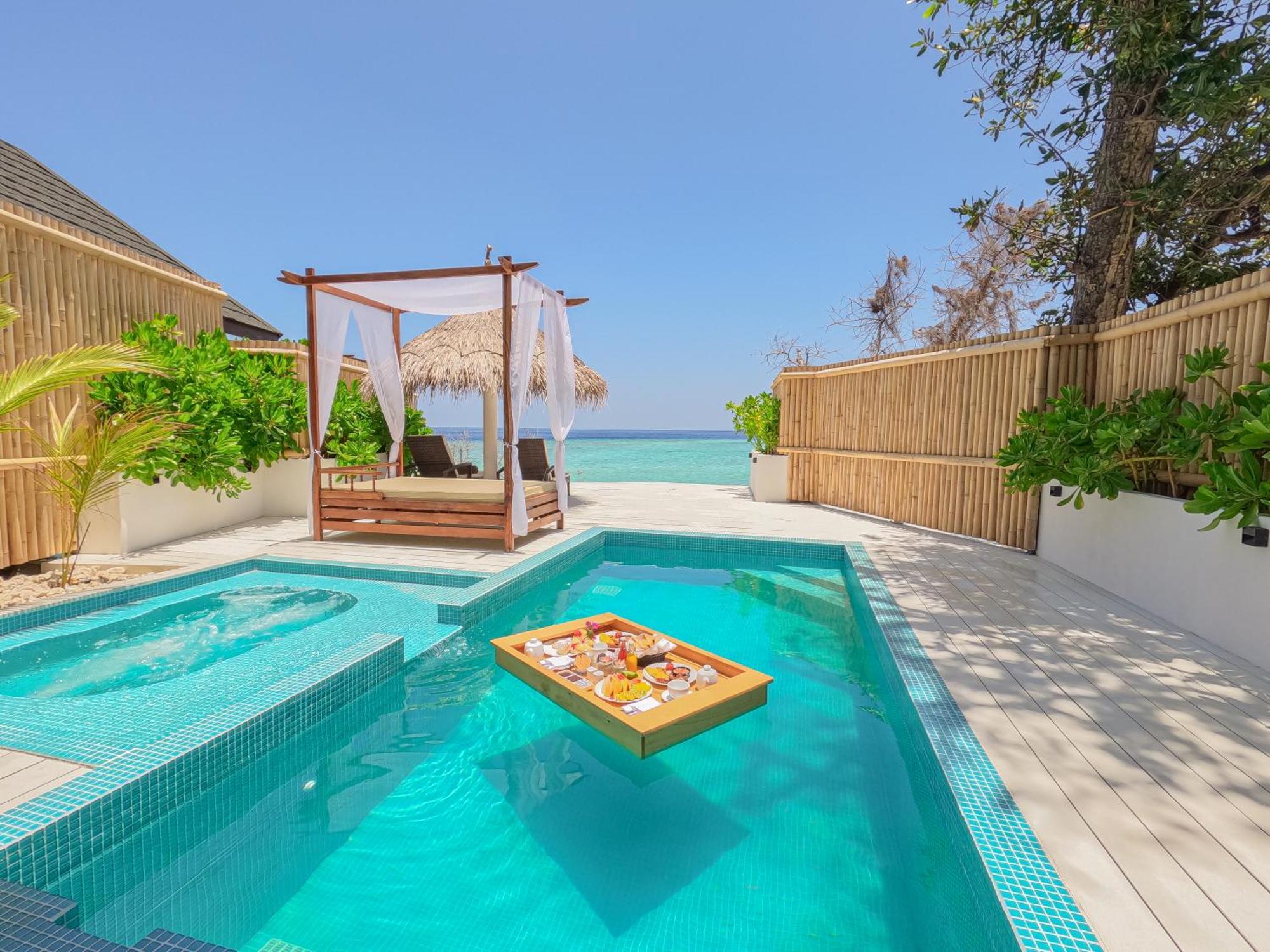 มลาฮินี กูดา บันดอส รีสอร์ต Hotel ฮุลฮูมาเล ภายนอก รูปภาพ A pool at a resort in Maldives